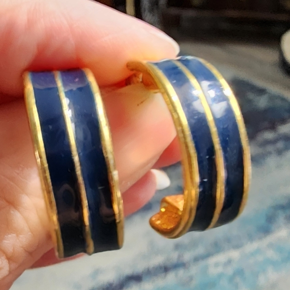 💥4 For $20💥Stylish Goldtone and Navy Enamel Hoop Earrings - Picture 2 of 3